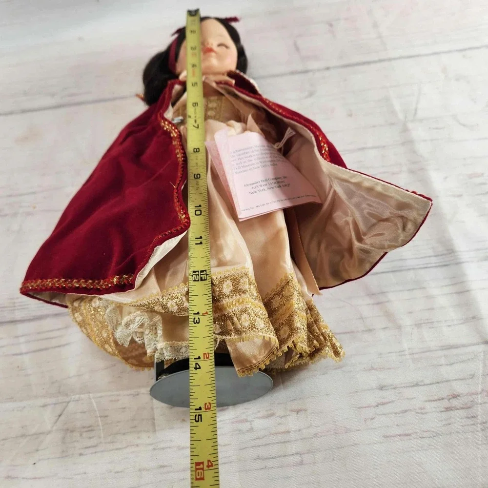 Madame Alexander Snow White‎ Doll Red Cape Gold Dress